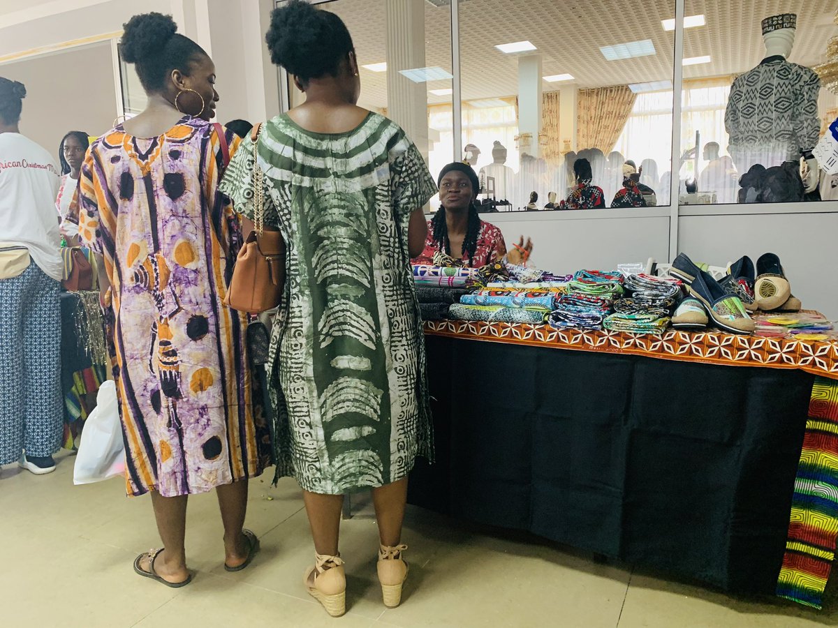 WoodinCameroun's tweet photo. Venez nous faire un coucou, nous sommes aussi là pour ça. 😇

Les expositions se termineront demain à 18h. 
Nous sommes à la maison du Combattant - Bonanjo. 

#AfricanChristmasMarket 
#WoodinCameroun 
#ExpositionVente https://t.co/OgmQHNYEvp