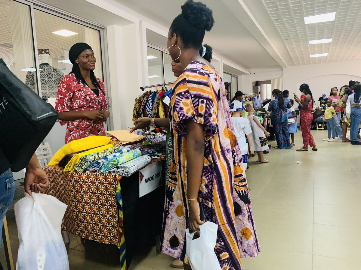 WoodinCameroun's tweet photo. Venez nous faire un coucou, nous sommes aussi là pour ça. 😇

Les expositions se termineront demain à 18h. 
Nous sommes à la maison du Combattant - Bonanjo. 

#AfricanChristmasMarket 
#WoodinCameroun 
#ExpositionVente https://t.co/OgmQHNYEvp