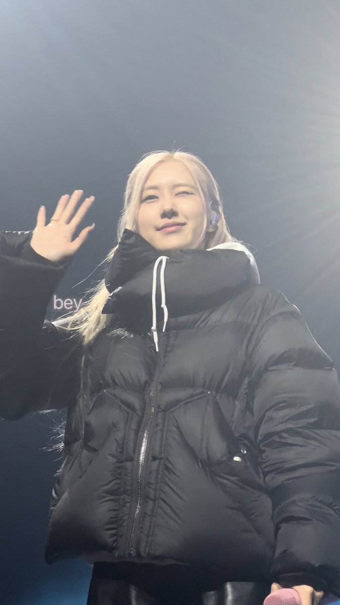 chaengislovevn's tweet photo. Rosé is YOUR artist. It is YOUR job to protect her from any defamation. We, as Rosé fans, really want you to start taking actions against media and community that invade her image as an artist and human. @ygent_official @BLACKPINK @ygofficialblink 

YG PROTECT ROSÉ 
#RespectROSÉ https://t.co/geFMIUsw4Q