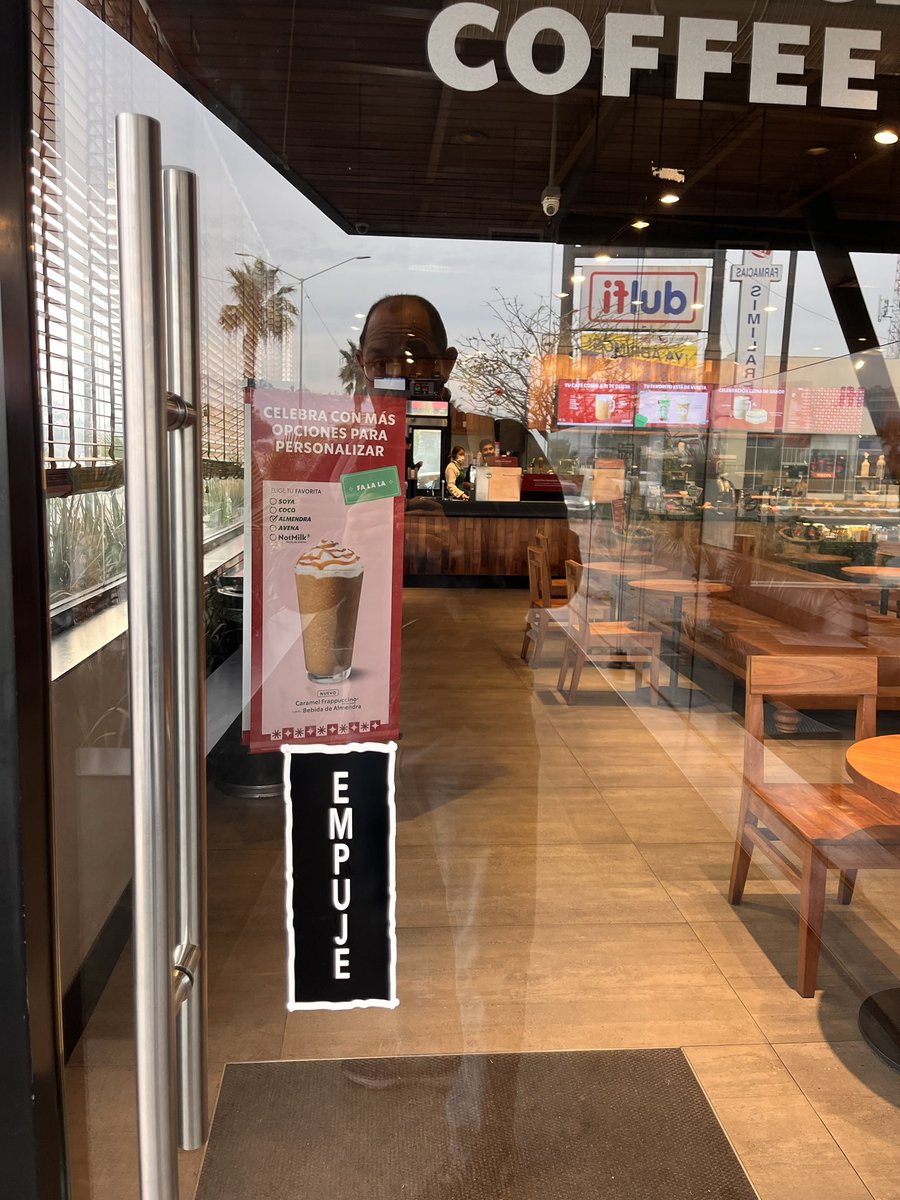 Kadirsinger's tweet photo. @StarbucksMex tu tienda en Río Tijuana no quiere atender peatones, solo drivethru. Que no van a abrir la puerta porque tienen frío 🥶. OGT’s https://t.co/8NdG6e2nSd