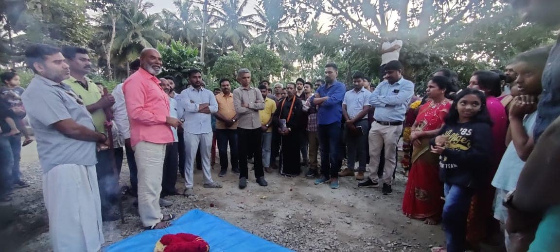 krishnabgowda's tweet photo. Took part in the Gudali Pooja ceremony for the installation of a drinking water pipeline in the New Sai Garden Layout of Kuvempunagara ward in our constituency. Leaders, officers, and local residents were present during this occasion.
#Byatarayanapura #weworkforyou #development https://t.co/0bHs79rjcX