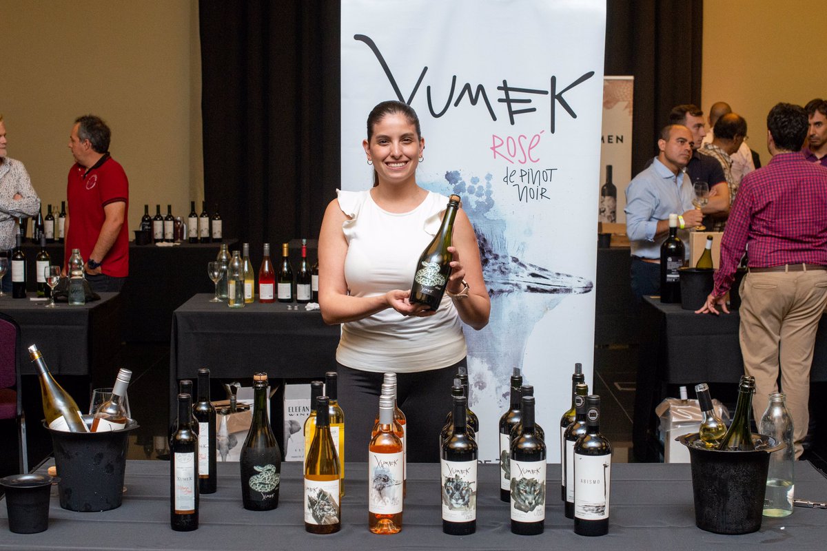 bodegaxumek's tweet photo. Les compartimos algunas de las postales de la presentación de la #ExperienciaXUMEK y de nuestros vinos de altura en la primera edición de #LaNuevaOladelVino de #SanJuan. Gracias a todos los que se acercaron a nuestro espacio 🍷🍇🫶🏻 https://t.co/C3gaxzs6Am