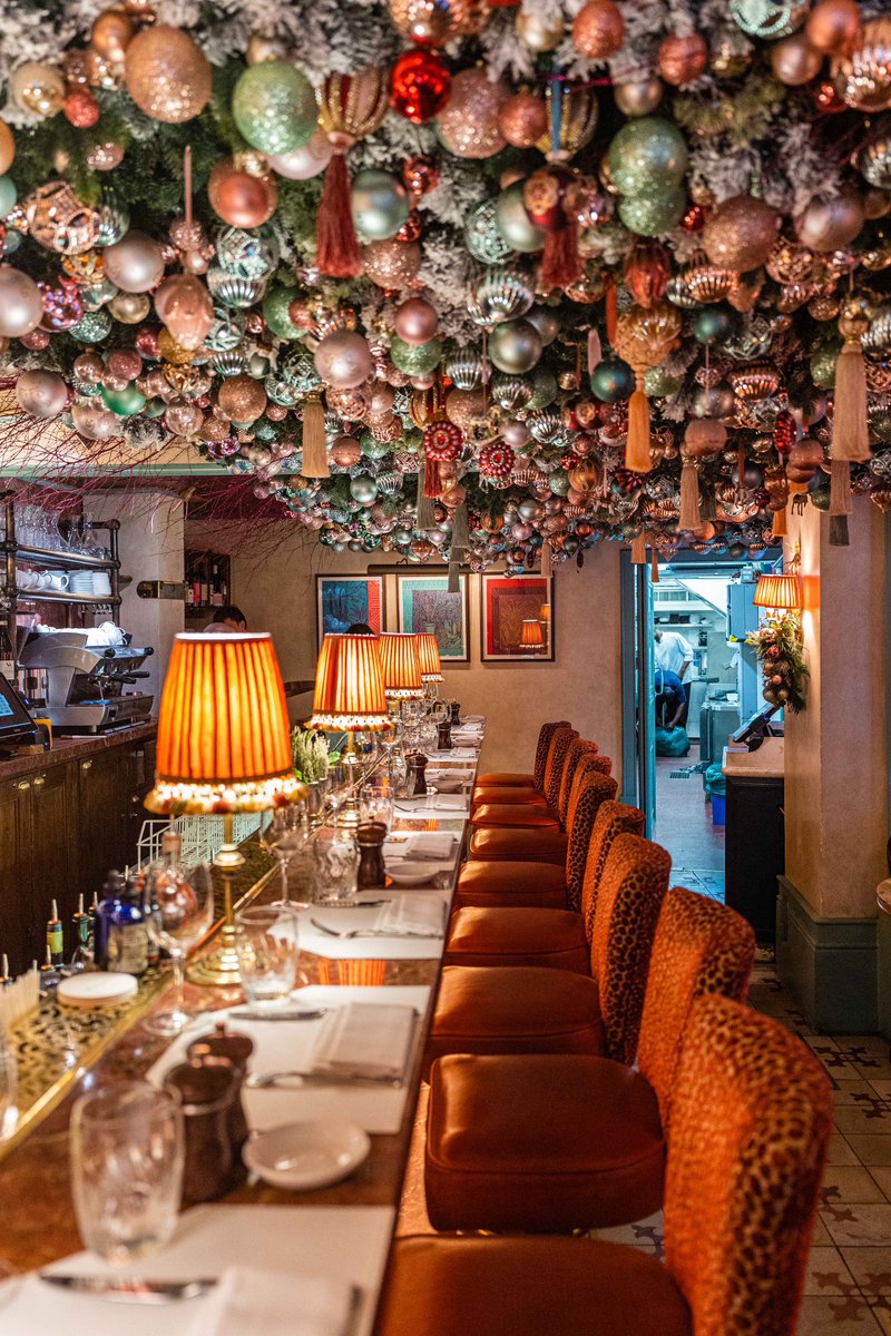 elensham's tweet photo. The most festive restaurant to visit in London this Christmas @DaphnesLondon #christmas2022 #christmasinlondon #christmasdecor https://t.co/m8XXkNMr5P