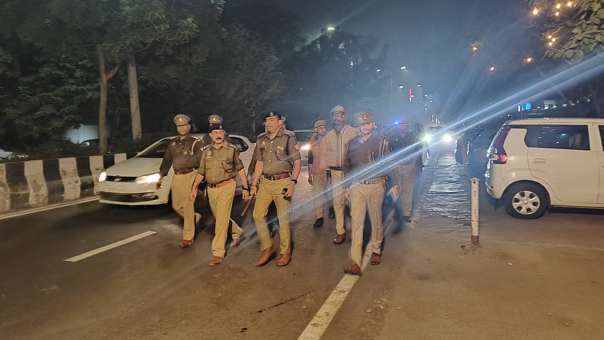 upcopsk's tweet photo. @ashutosh_adcp द्वारा थाना सेक्टर-20 नोएडा क्षेत्रान्तर्गत मुख्य बाजारों, भीड़-भाड़ वाले स्थानों में पेट्रोलिंग की गई एवं सुरक्षा-व्यवस्था/ यातायात व्यवस्था को दुरुस्त बनाए रखने हेतु संबंधित अधिकारियों को आवश्यक दिशा-निर्देश दिए गए। https://t.co/iWIYV6cApa