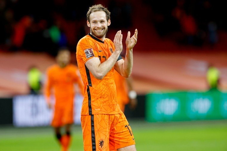 De nationale pispaal met 97 interlands heeft bijna alles gewonnen wat er te winnen valt, hevige hartproblemen overwonnen, is teruggekeerd in de top en heeft na een vervelende aanloop voor Oranje gescoord. Ruim acht jaar later na Brazilië. Daley Blind lacht iedereen uit.👋🏼 #NEDUSA