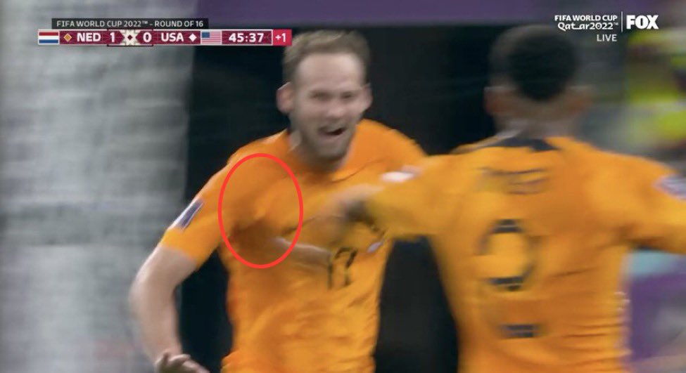 Dude is wearing a buzzer. This is such bullshit. #USAvNED