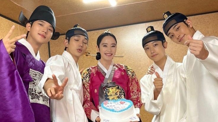 kdramatreats's tweet photo. I'm gonna miss my fave drama and family 😭💙 

#UnderTheQueensUmbrella
#UnderTheQueensUmbrellaEp15 https://t.co/CQRgUmIB4e