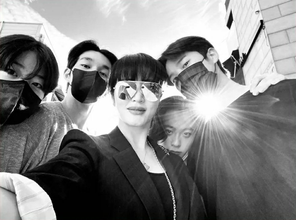 kdramatreats's tweet photo. I'm gonna miss my fave drama and family 😭💙 

#UnderTheQueensUmbrella
#UnderTheQueensUmbrellaEp15 https://t.co/CQRgUmIB4e
