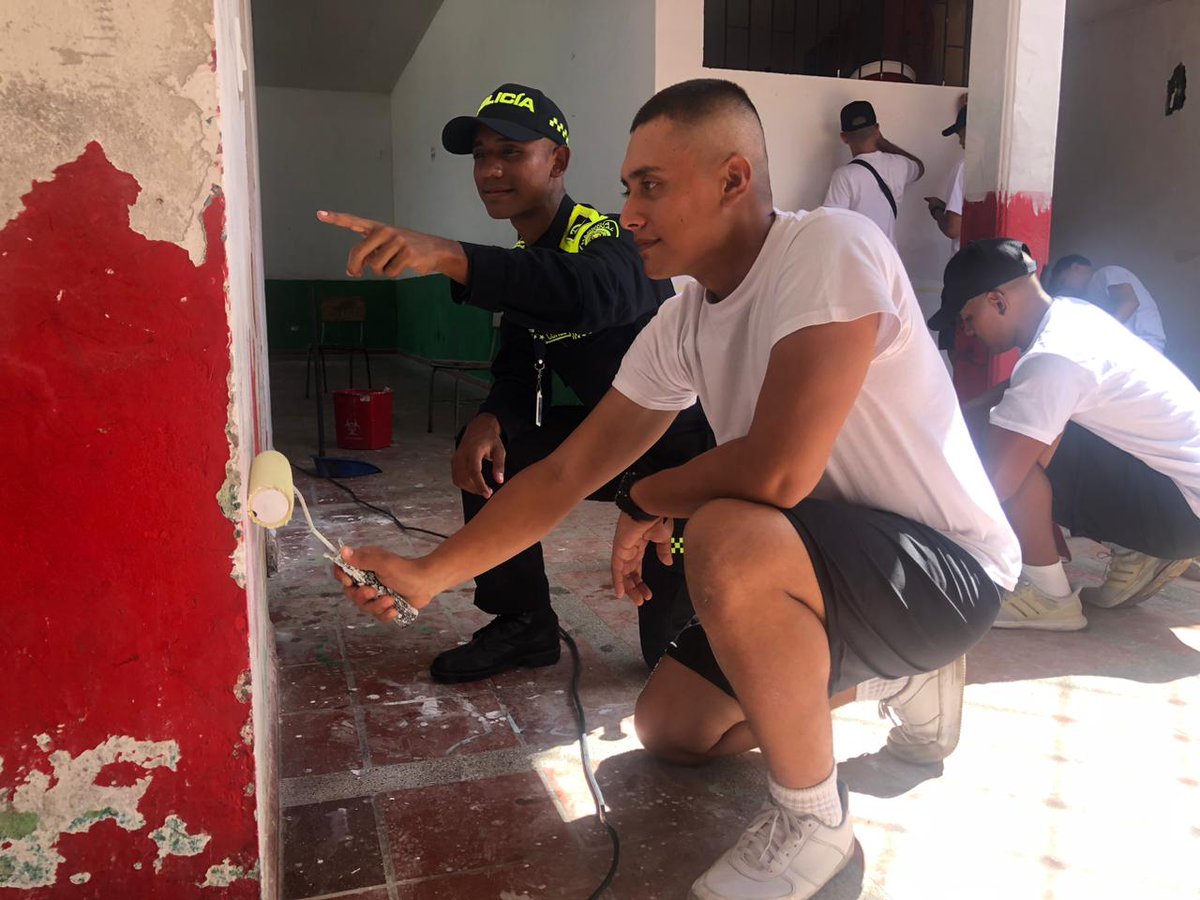 PoliciaVillavo's tweet photo. #Villavicencio | Estudiantes de la #ESECU, continúan con su labor comunitaria de intervención al comedor comunitario del barrio Santa Fe, con el fin de cambiar el aspecto físico del lugar. Con esta actividad buscan mejorar la calidad de vida de los beneficiarios. #DiosYPatria https://t.co/5bMcin6gKu