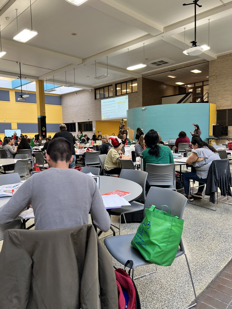 Daisy_Ech1's tweet photo. CBLI day 3! @HISDMultiPrgms @MelbaHJohnson1 @BriscoeElemHISD 🥳📚👨🏽‍🏫👩🏻‍🏫 https://t.co/bn26INlPRl