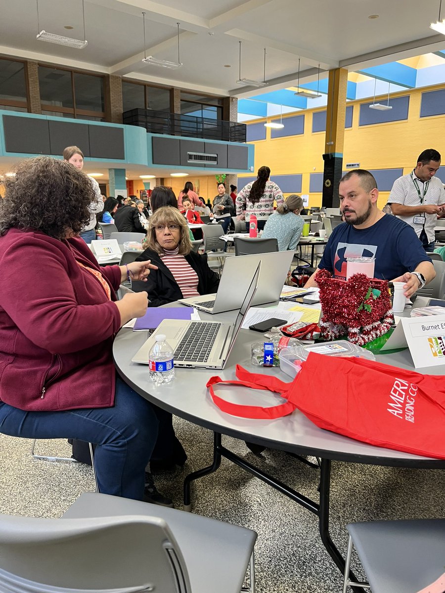 Daisy_Ech1's tweet photo. CBLI day 3! @HISDMultiPrgms @MelbaHJohnson1 @BriscoeElemHISD 🥳📚👨🏽‍🏫👩🏻‍🏫 https://t.co/bn26INlPRl