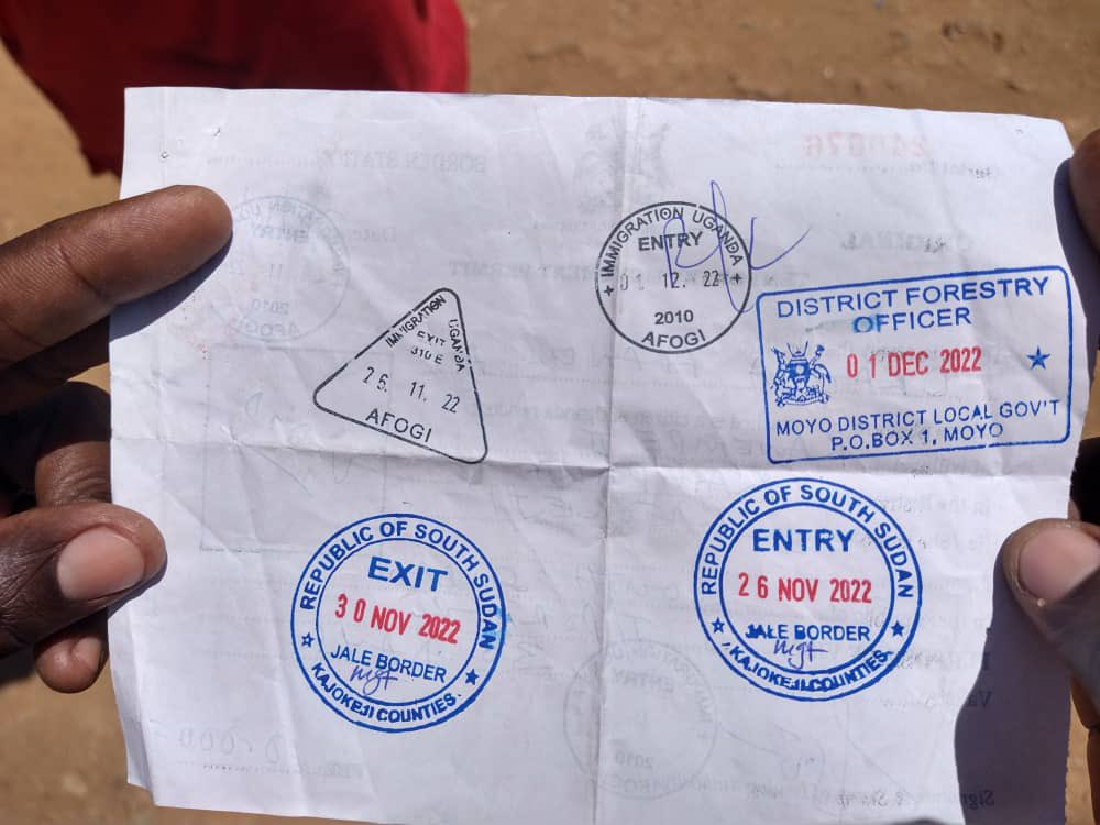 Our investigations found out that @URAuganda officials at Afoji boarder point forged documents to indicate as if the logs were from South Sudan. High cartel of criminals in action. Plz @AntiGraft_SH & @AKasingye help us bring this cartel to book.