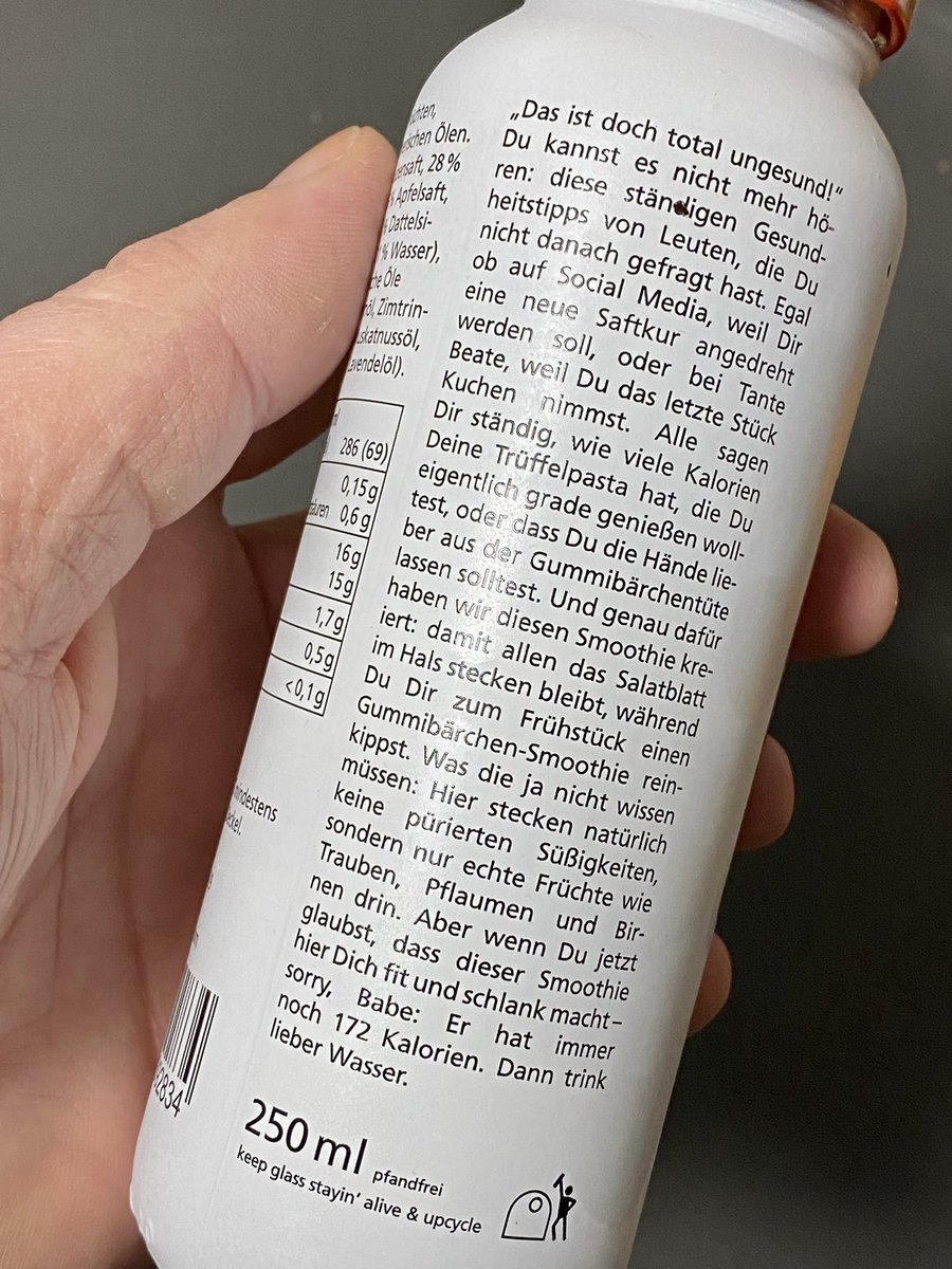 Gekauft wegen dem Text, probiert und: Riecht wie Colafläschchen und schmeckt wie Colafläschchen mit saurem Touch. Sehr sehr geil 😋