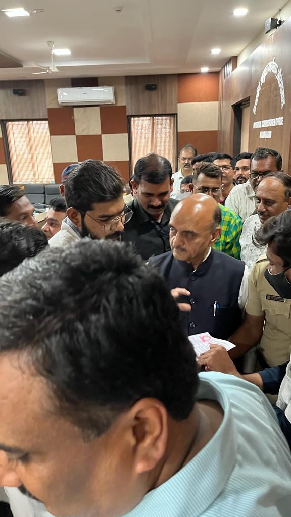 sham_chopade's tweet photo. आज केंद्रीय अर्थ राज्यमंत्री डॉ.भागवत कराड साहेब यांची भेट घेतली व Paramedical च्या विद्यावेतन (Stipend) या विषयावर सविस्तर चर्चा केली साहेबांकडून चांगला प्रतिसाद मिळाला. तसेच साहेबांनी ऑफिसला बोलून आपण सर्व सविस्तर चर्चा करू असे आश्वासन दिले. 
@DrBhagwatKarad
@narendramodi https://t.co/VL8Cfdawi7