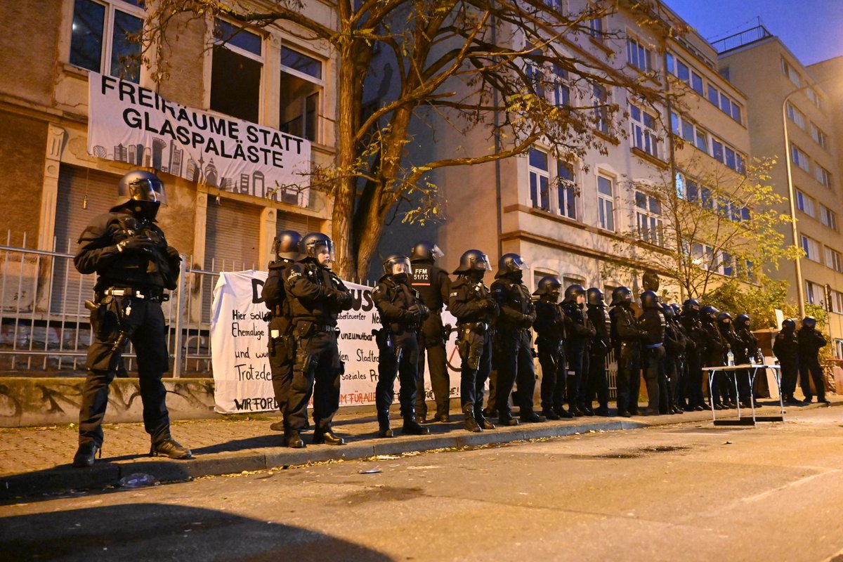 1706 noch immer steht die Polizei vor dem besetzten Haus in #Frankfurt (Günderrodestr. 5). #ffm0312 <a href="/einhausprojekt/">Freiräume statt Glaspaläste</a>
