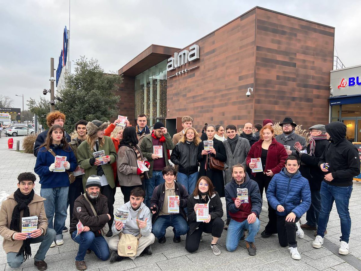 JFIRennes's tweet photo. 🟣 Les Jeunes Insoumis.e.s rennais ont participé aujourd’hui, dans le cadre d’une action de désobéissance civile, à une action de collage au Carrefour du Centre Alma afin de dénoncer l’augmentation des prix !
#augmentationdesprix https://t.co/ZEtlmnGnvE