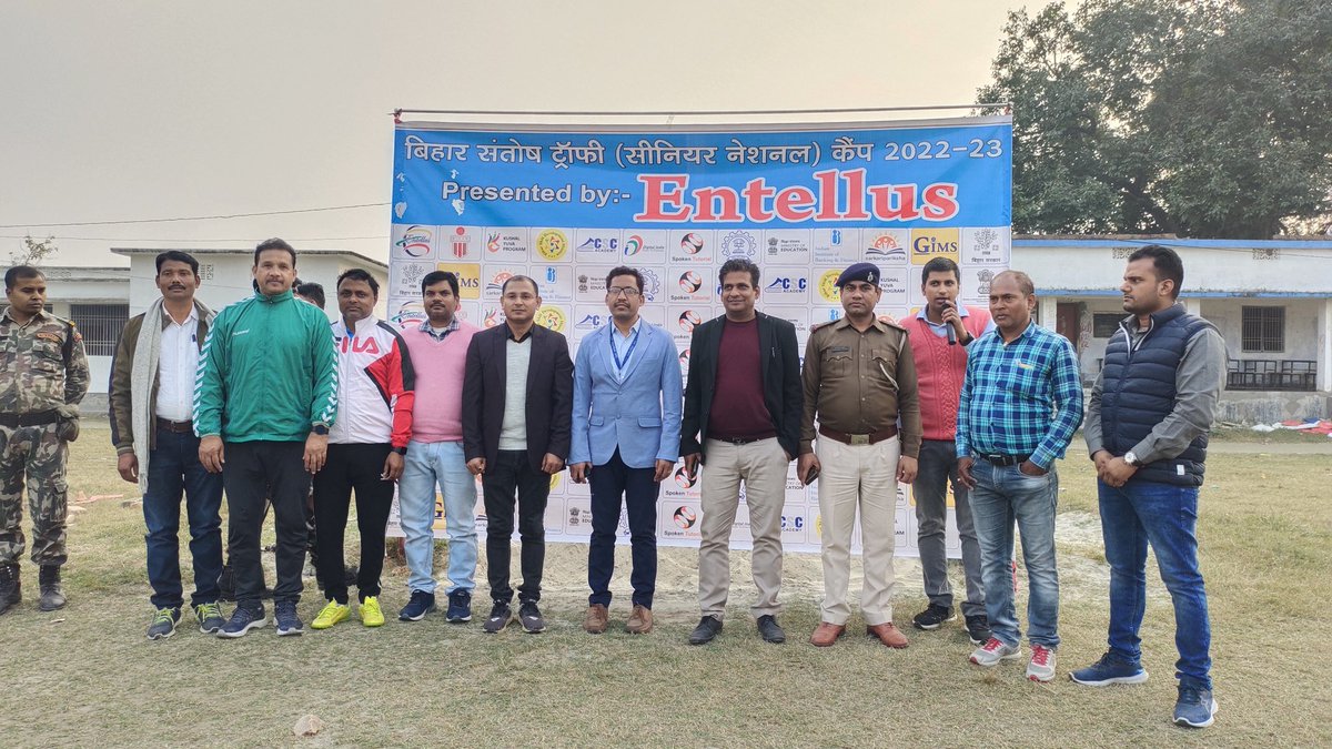 Entellusparsa's tweet photo. #बिहार_संतोष_ट्रॉफी ( सीनियर_नेशनल) कैंप– 2022-23 का दूसरा दिन जिसमे खिलाड़ियों द्वारा काफी ही जबरदस्त मैच देखने को मिला । आज के अतिथि परसा #BDO Dr. Deepak Kr Singh व परसा थाना अध्यक्ष श्री अमरेंद्र कुमार का स्वागत #Entellus निदेशक #डा_विश्वकर्मा_शर्मा फलदार वृक्ष दे कर किया। https://t.co/EZWRvzoqpq