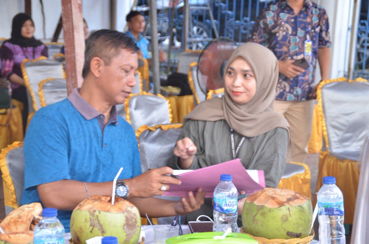 dlsnngsh_'s tweet photo. manusia-manusia lemah itu kita🥺 terima kasih bapak🙏🏻💛💛💛 https://t.co/fQgiDkKIHK