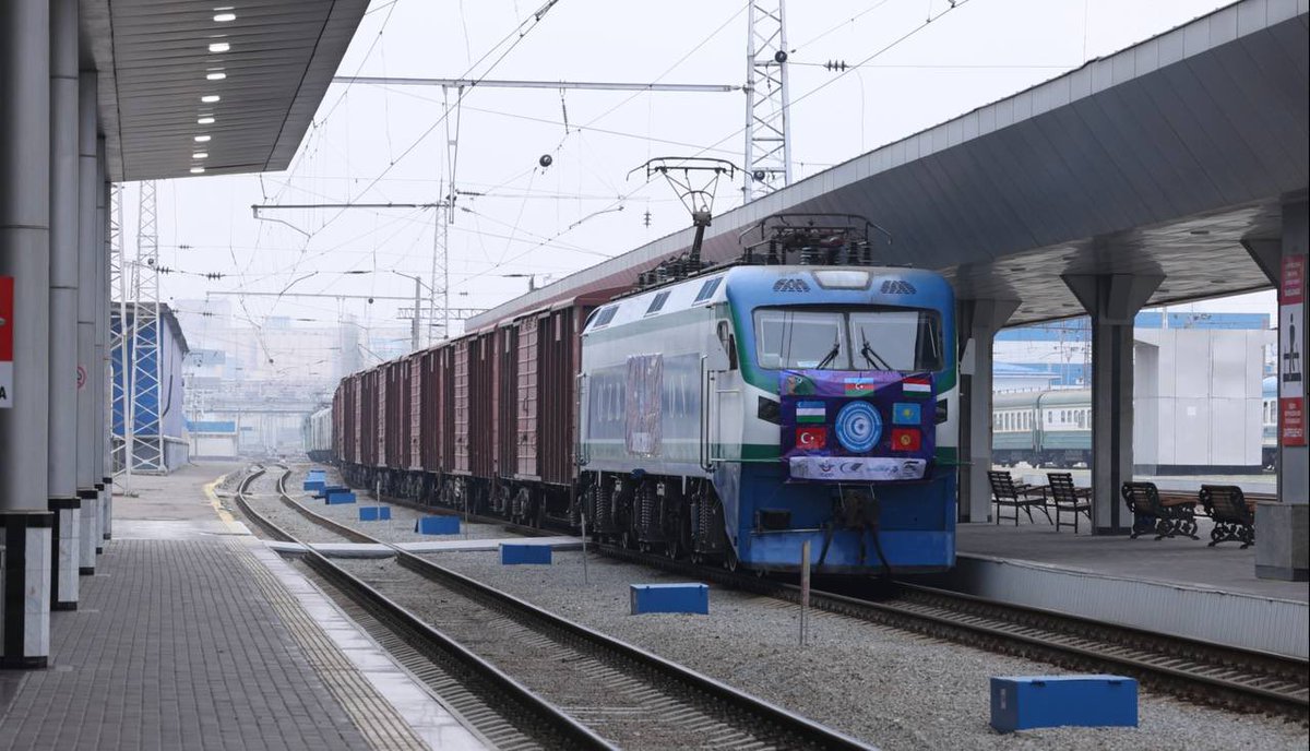 AMirvokhid's tweet photo. First Freight Train with 40 wagons from Türkiye🇹🇷 to Uzbekistan🇺🇿 was launched within the Organization of @Turkic_States. 
Another important transport project implemented by our Member States based on the decisions of #SamarkandSummit &amp; Transport Connectivity Program. https://t.co/bMLcF5oKSl