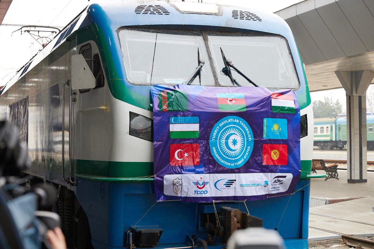 AMirvokhid's tweet photo. First Freight Train with 40 wagons from Türkiye🇹🇷 to Uzbekistan🇺🇿 was launched within the Organization of @Turkic_States. 
Another important transport project implemented by our Member States based on the decisions of #SamarkandSummit &amp; Transport Connectivity Program. https://t.co/bMLcF5oKSl