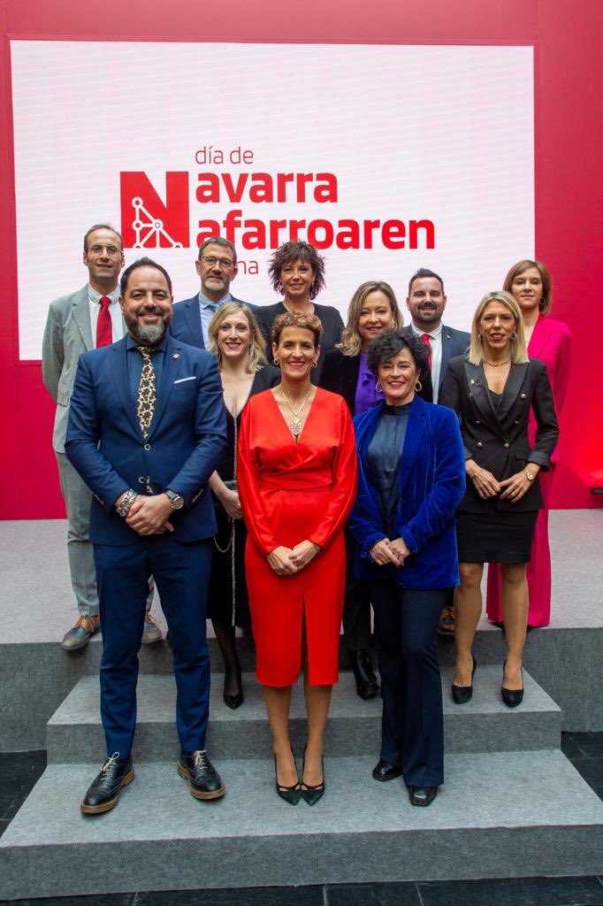 PFanlo's tweet photo. Una presidenta, un grupo , un día !! Feliz día de Navarra ⁦@PSNPSOE⁩ ⁦@PSOE⁩ ⁦@mavichina⁩ https://t.co/sf5fw1mG3W