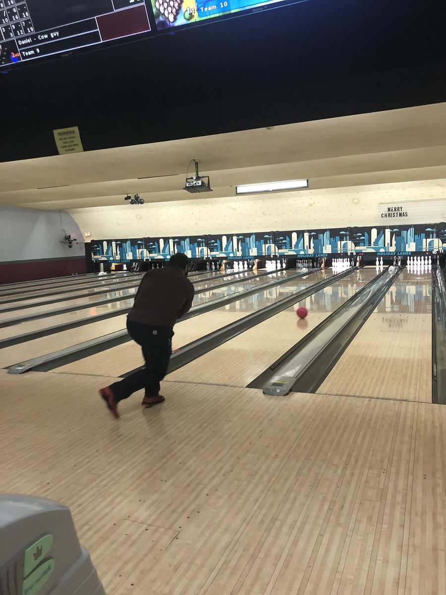 ArceoGomezG's tweet photo. The lab celebrated all their hard work and accomplishments this semester bowling 🎳!! Lots of fun! Very proud of this group. Stayed tuned for some cool #pollination #interactions #networks studies coming soon! https://t.co/Y5tOGrJMTq