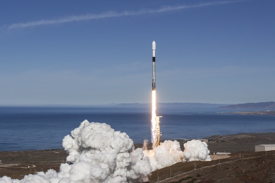 S100Sat's tweet photo. Mitä tapahtui 3. joulukuuta 2018?
Suomi 100 -satelliitti (ja muutama muukin) laukaistiin avaruuteen Kaliforniasta @SpaceX:n Falcon 9 -kantoraketilla klo 20.34 Suomen aikaa. Satelliitti toimii edelleen mainosti ja uusi mittauskampanja alkaa pian. https://t.co/jcLIj0sXxV