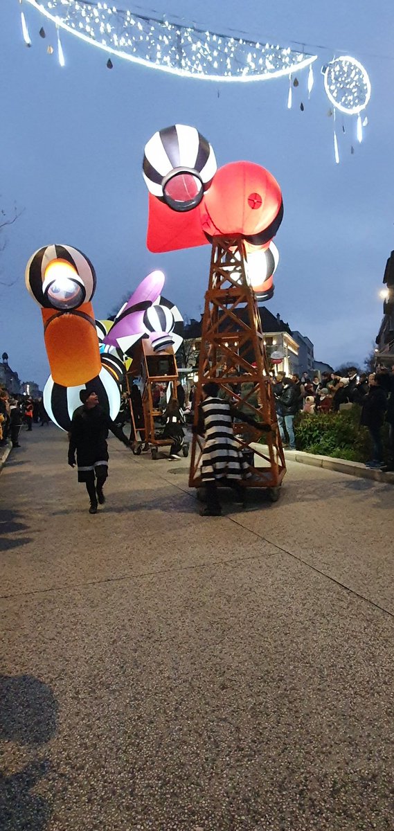 nmariadassou's tweet image. Lancement des festivités de fin d année à Bourg en Bresse. Une parade exceptionnelle ! @JFDebat @fcourtine @SylvianeChene