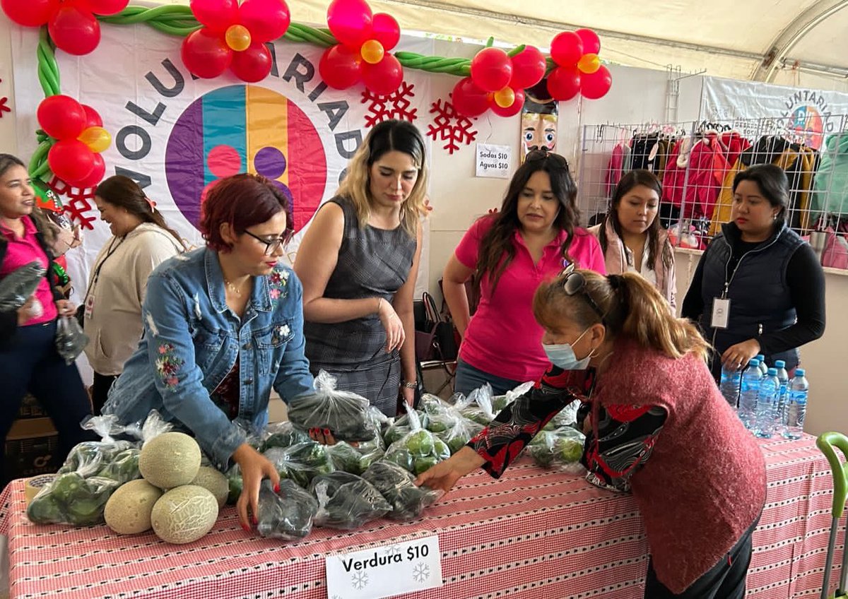 PanchoVazqz's tweet photo. El Voluntariado de @STSonora presente en el Bazar Navideño @DIFSonora donde las y los ciudadanos pueden encontrar productos a bajo precio. 

Seguimos #APasoFirme impulsando la economía de Sonora ✅ @AlfonsoDurazo 

Te esperamos hasta las 3PM
📍Parque Infantil https://t.co/fsWMMIm90t