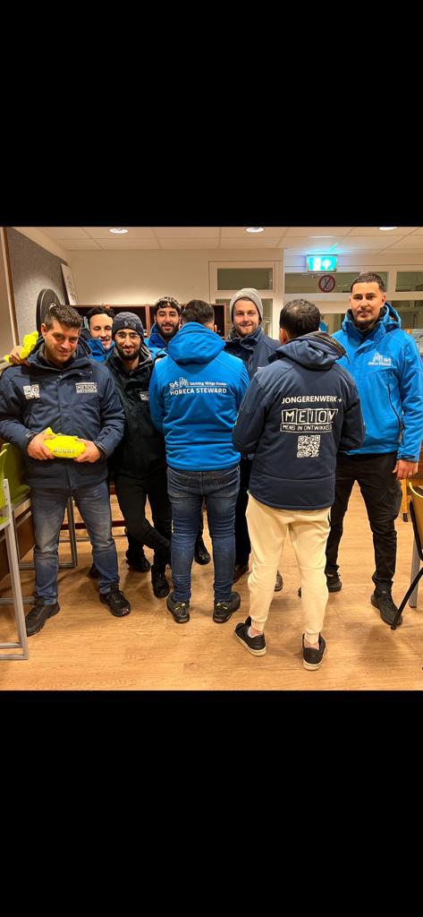 De heren van Stichting Veilige Steden en Jongerenwerkplus van Meion zijn in schilderswijk ingezet na de zege van Marokko op het WK!

De heren zijn ingezet n.a.v. de verwachte drukte en mensen massa's op straat die voor overlast en verkeershinder zorgden bij eerdere wedstrijden.