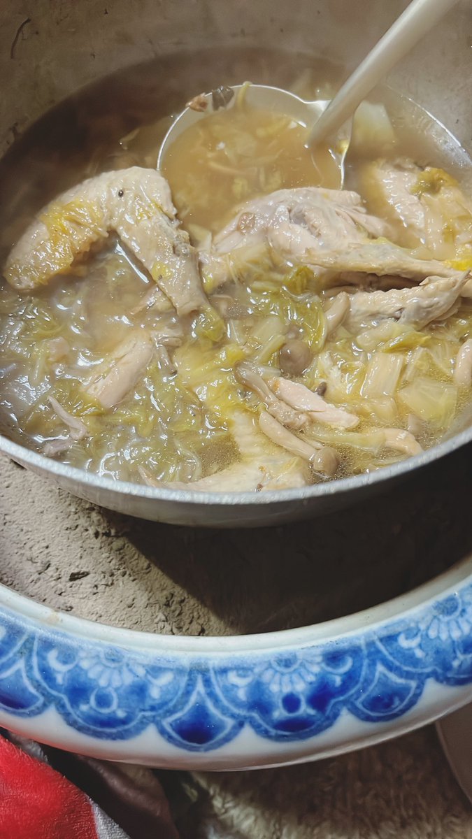 今日はタンパク質類かなりとれた。あと白菜が尋常ではない量です
白菜と豆腐と小麦粉少し片栗粉少しでつくるお好み焼をキムチ、紅生姜と一緒に。
あと、炭火であっためてた無水鍋。
手羽先多すぎて少し胃がもたれちゃった。今度は白菜2倍入れるぞ
朝の体重はさき一昨日プラス200g
夜は昨晩プラス200g。 