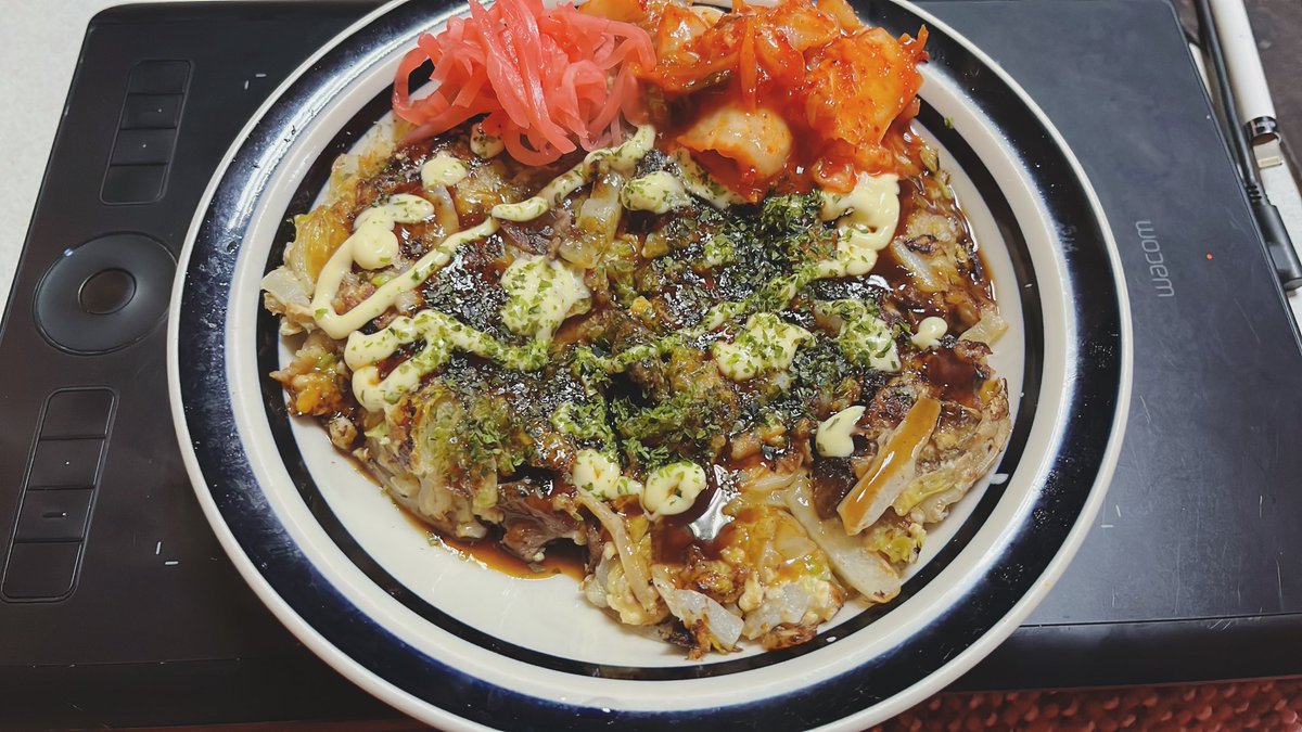 今日はタンパク質類かなりとれた。あと白菜が尋常ではない量です
白菜と豆腐と小麦粉少し片栗粉少しでつくるお好み焼をキムチ、紅生姜と一緒に。
あと、炭火であっためてた無水鍋。
手羽先多すぎて少し胃がもたれちゃった。今度は白菜2倍入れるぞ
朝の体重はさき一昨日プラス200g
夜は昨晩プラス200g。 