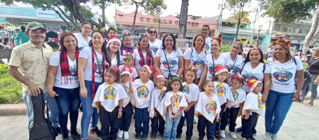 de_educadores's tweet photo. GRACIAS🎄🎁🎉a todos por la gran participación al Parrandon Navideño villa de cura, MUNICIPIO ZAMORA TODO FUE UN ÉXITO 🎉🎁🎅🎄🥳con la Gran participación de nuestros Estudiantes niños, niñas y adolescentes Dios los bendiga y tengan una feliz navidad @GobDeZamora @leoalvacabrera https://t.co/6wUFC8lw63