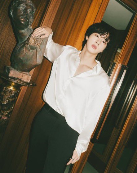 vantaeotsvn's tweet photo. happy birthday worldwide handsome!! @bts_twt  #HappyBirthdayJin
#TheAstronautDay
#ForeverBoyJin
#ShiningMoonJin
#OurEternalLoveJin
#OurBelovedSeokjin
#UnendingHistoryWithJin https://t.co/eoSM2BqmJe