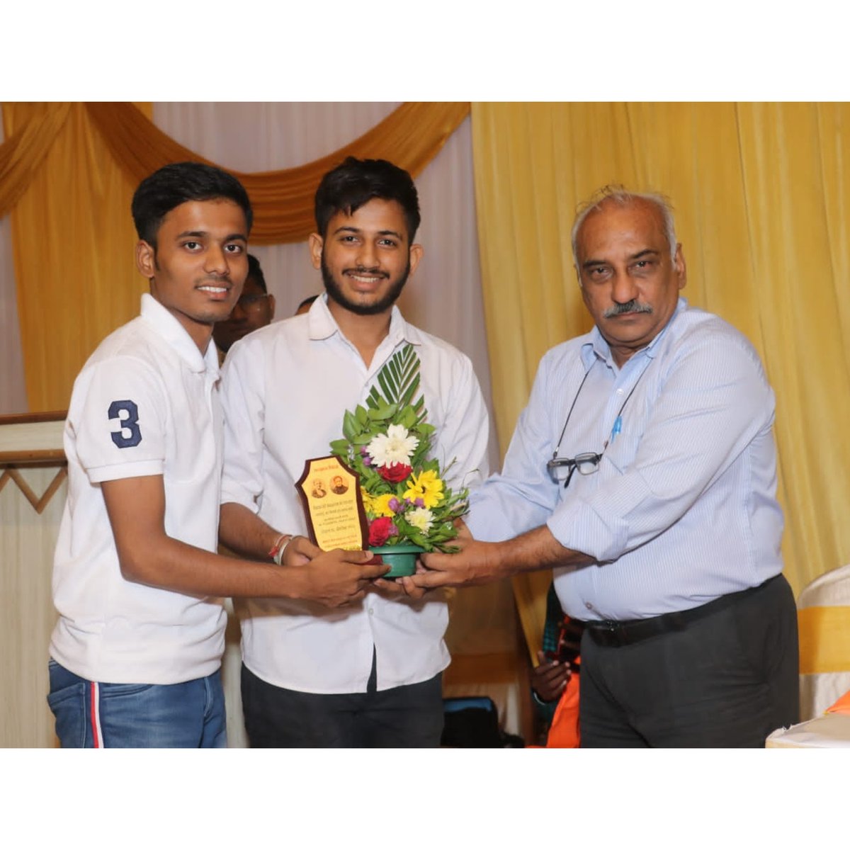 nss_llrc's tweet photo. NSS UNIT of Lala Lajpatrai College was felicitated by Maharashtra Andh Vidhyarthi Sangh On 16th October, 2022 on the occasion of White Cane Day for their exemplary contribution in donating white canes for Visually Impaired persons @ConnectingNss @_NSSIndia @nss_uom @_NSSAwards https://t.co/kaUhS4yXHs