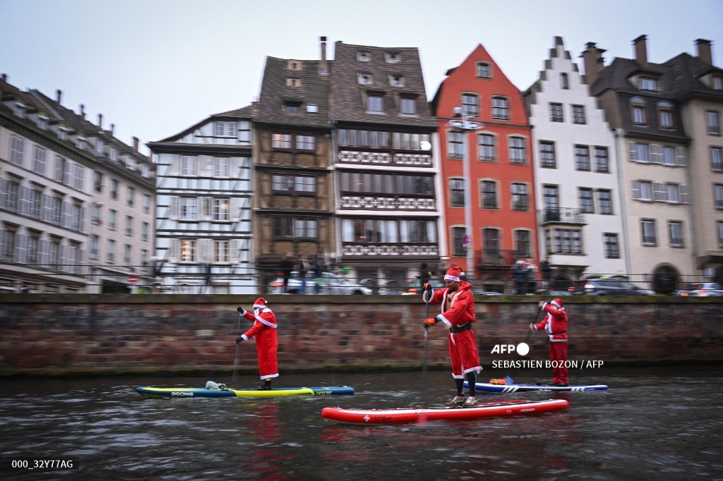 AFP Photo (@afpphoto) on Twitter photo #France
Paddlers dressed as Santa Claus attend a SUP (Stand Up Paddleboarding) parade on the Ill river in Strasbourg
📷 <a href="/sebbozon/">Sebastien Bozon</a> #AFP #France
Paddlers dressed as Santa Claus attend a SUP (Stand Up Paddleboarding) parade on the Ill river in Strasbourg
📷 <a href="/sebbozon/">Sebastien Bozon</a> #AFP