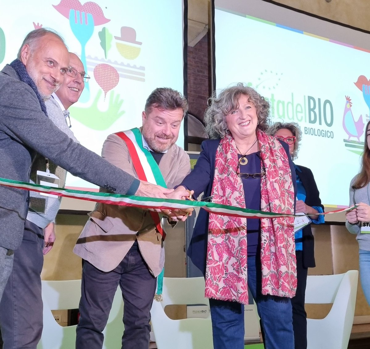 FederBio's tweet photo. La 5ª edizione della #FestadelBio è iniziata con il taglio del nastro. Si è aperta ufficialmente la prima tappa di #Bologna.

@Festa_del_Bio #FDB2022 https://t.co/aG6QWmg2ep