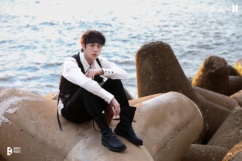 Jkbest8yeaha's tweet photo. Happy happy birthday jin jin jin jin https://t.co/DdEJO9sMMN