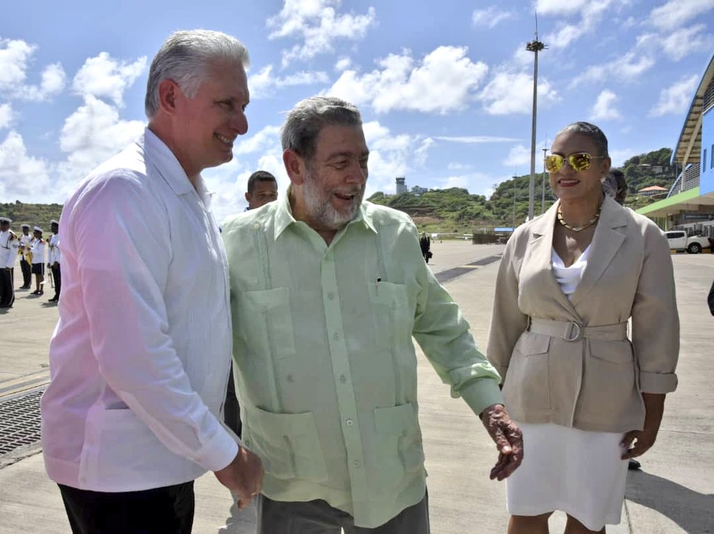 ¡ÚLTIMA HORA! Ya está <a href="/DiazCanelB/">Miguel Díaz-Canel Bermúdez</a> en San Vicente y las Granadinas: 1ra visita de un Jefe de Estado de #Cuba allí. Lo recibió el PM Ralph Gonsalves, amigo leal. Y en La Habana lo acompañó al aeropuerto Raúl, siempre presente. Éxitos a nuestro Presidente en la gira. #SomosCaribe
