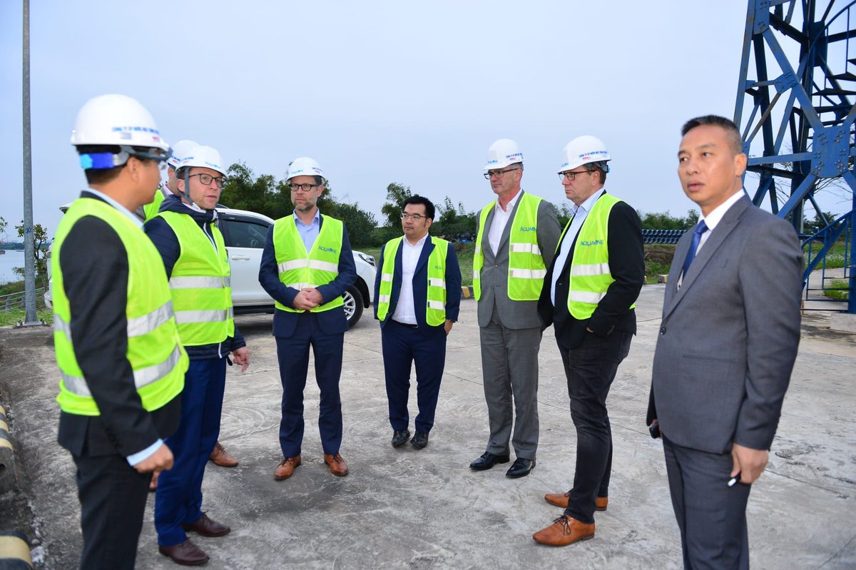 #Wirtschaftsdelegation <a href="/StadtLeipzig/">Stadt Leipzig</a> in #Vietnam🇻🇳 :
Bürgermeister #ClemensSchülke, Fraktionsvorsitzende SPD Sachsen #DirkPanter und IHK-Präsident #KristianKirpal auf Reisen im Wasserwerk Suong Dong #Hanoi , gebaut von @Aone 🇩🇪 hier mit CEO #ChristopheHug und #AlexanderRedeker.