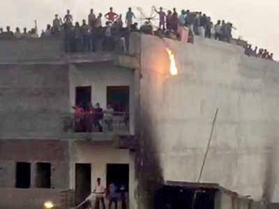 indiantweeter's tweet photo. Remember the terrace of AAP councillor Tahir Hussain before voting for AAP in MCD elections. https://t.co/jSmLXF8oCg