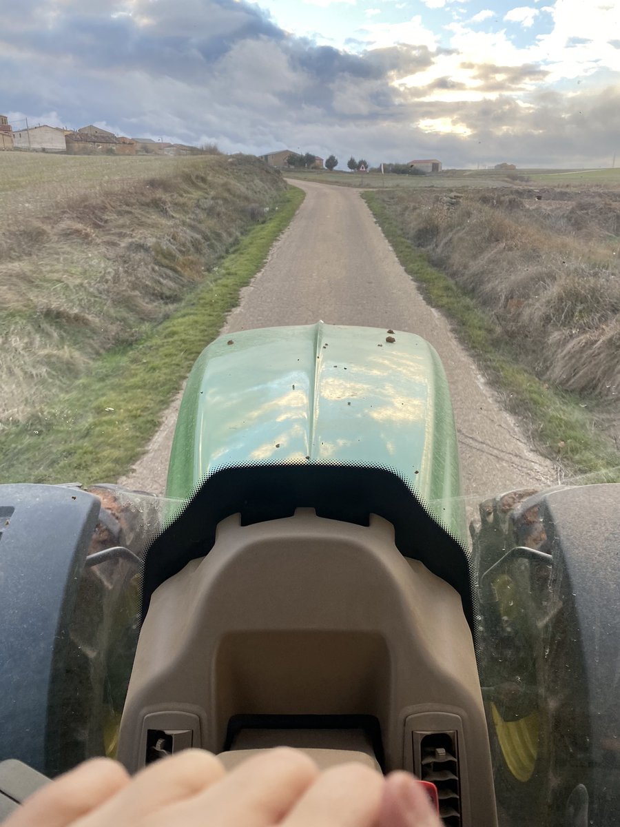 cris_rdrgz's tweet image. Y como mola salir de la finca llena de barro, picando rueda y haciendo una lluvia de pegotes de barro a tu paso!😝 Es la forma en que mi tractor celebra el fin de sementera!!🥳🥳🥳
#ConfesionesDeUnaAgricultora
