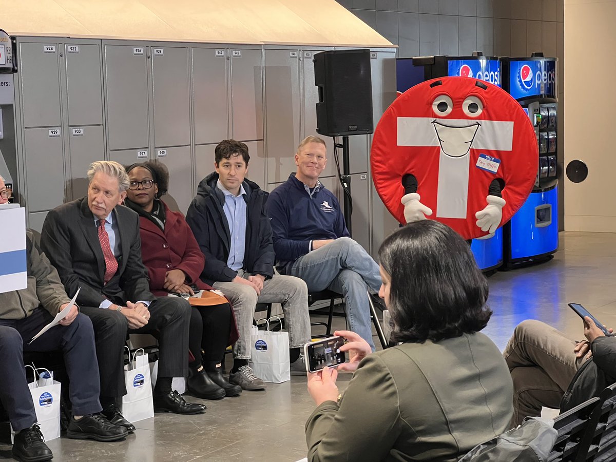 MetroTransitMN's tweet image. We’re kicking off our longest Bus Rapid Transit line this morning, the METRO D Line, expanding service through the Route 5 corridor with @MetCouncilNews, @CityofRichfield, @Ilhan , and @MayorFrey at @mallofamerica. 🚌🚏