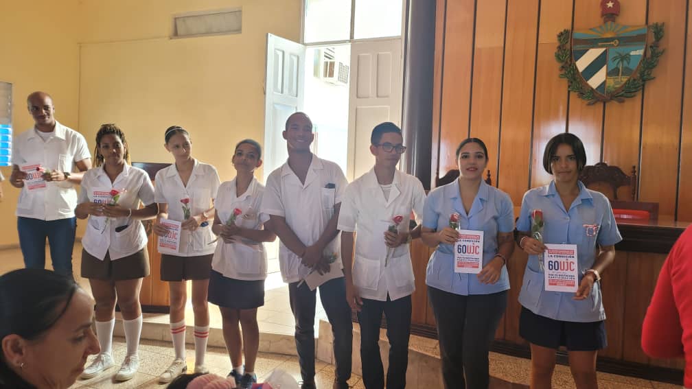 feupalmasoriano's tweet photo. Espacio propicio para entregar la Condición #60UJC a estudiantes destacados de nuestra Filial.

#UCM_SC #PalmaSoriano #SantiagoDeCuba #100FEU https://t.co/9jSZDNAejY