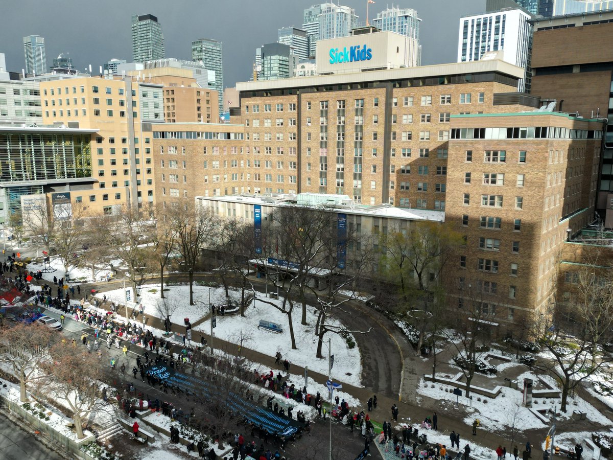 sickkids's tweet photo. Tune in ➡️ @tosantaparade is tonight @ 7pm on @CTV! See SickKids patients, families, staff &amp; supporters carry #TheBraveList through the streets of Toronto &amp; most importantly past @SickKidsNews. ✨💙

At SickKids there is no naughty or nice. There is only the brave. 📜 #SickKidsVS https://t.co/D2V5ATbf2i