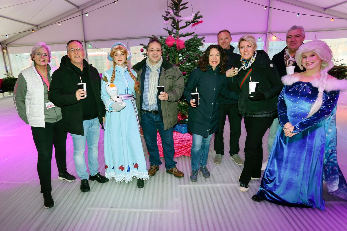 Tot begin januari kun je (op lokale en groene stroom) schaatsen in ⁦<a href="/AlmereCentrum/">Almere Centrum</a>⁩, bij de Ally trap. Mooi initiatief van de nieuwe vastgoedeigenaar UMB Group, OVSA &amp; ⁦<a href="/ACMAlmere/">AlmereCityMarketing</a>⁩. Vandaag heb ik met Elza de schaatsbaan geopend. Genieten maar!