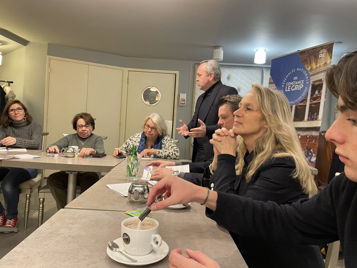 Réunion débat à #Puteaux avec notre députée <a href="/ConstanceLeGrip/">Constance Le Grip</a> - des échanges très fructueux et intéressants avec les putéoliennes et putéoliens #RENAISSANCE