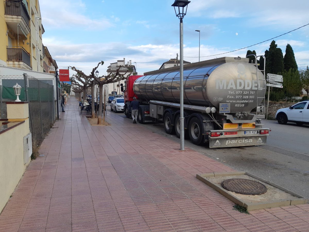 Veolia_Cat's tweet photo. ⚠️ A #Bellvei, s'ha instal·lat un camió cisterna a l'Av. Assumpció per subministrar aigua als afectats.

L'avaria ha quedat reparada durant la nit. La dificultat per treure l'aire de la xarxa provoca que s'estigui allargant el restabliment del servei. https://t.co/WcsTCb9ofa