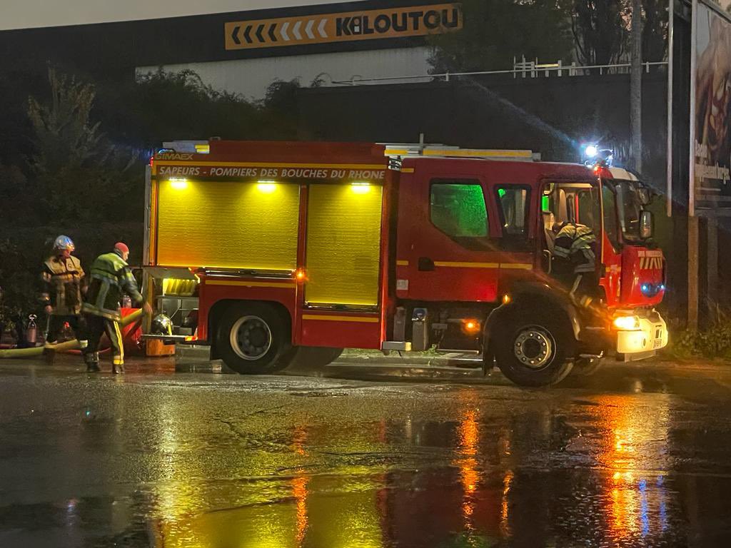 [🔴#Opérations]

Une vingtaine de #Pompiers13 est engagée sur un feu de bâtiment désaffecté de 500 m2 à Plan-de- Campagne. 
200 m2 est impacté par l’incendie. 
Les #pompiers procèdent au déblai et noyage.
