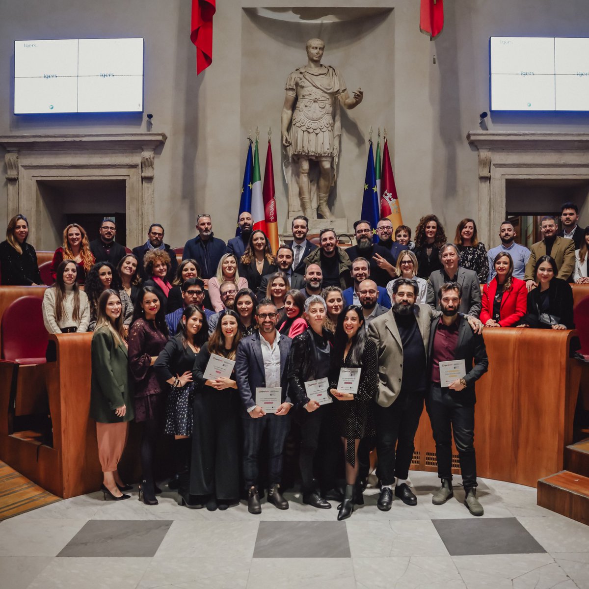 Dopo averli annunciati, siamo stati ancor più felici di premiare i vincitori del #PremioIgersItalia2022 nella suggestiva e prestigiosa Aula Giulio Cesare del Campidoglio di <a href="/Roma/">Roma</a> Capitale.

@Igers_Roma <a href="/Igers_lazio/">Igers Lazio</a>